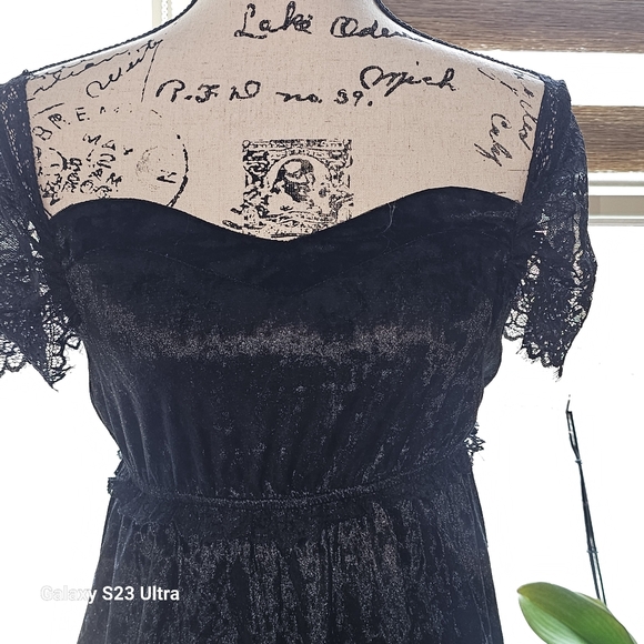 Elegant Black Velvet Dress with Floral Accents - Picture 4 of 11
